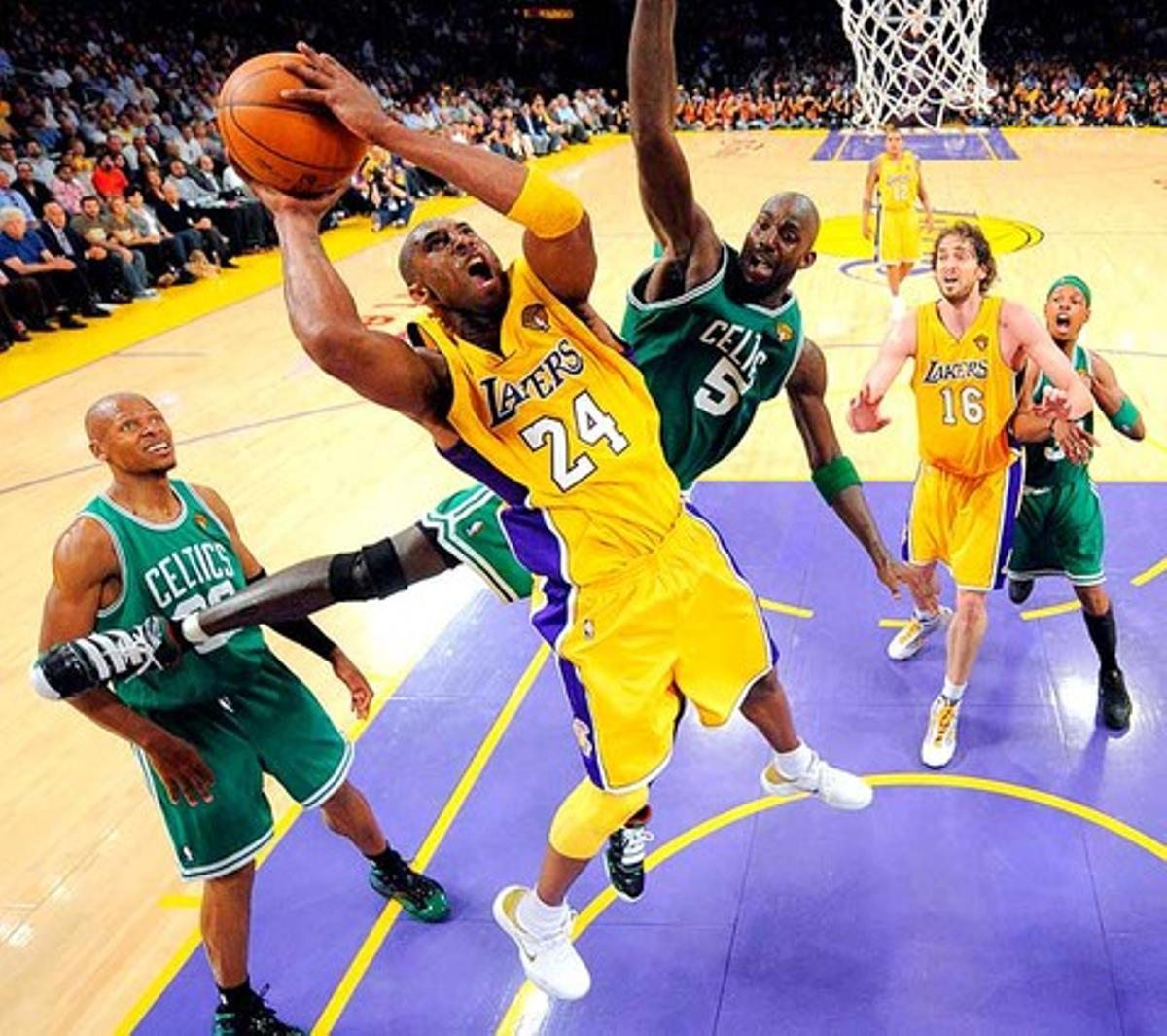 El jugador dels Lakers Kobe Bryant burla la defensa dels Celtics.