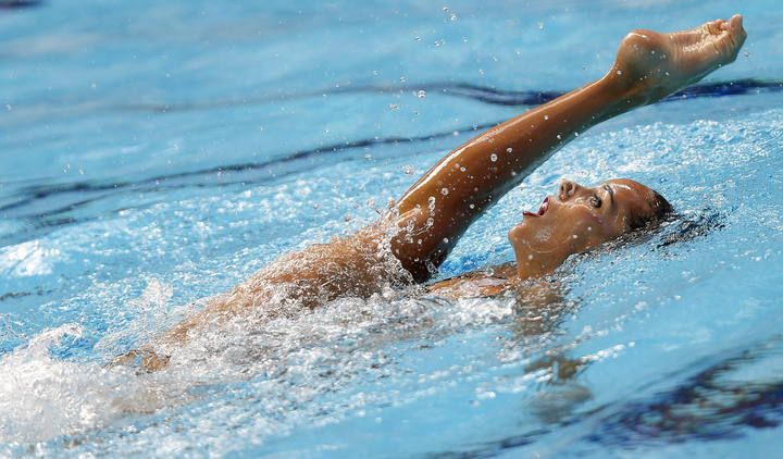 La española Ona Carbonell compite en la ronda preliminar del solo libre de sincronizada durante los Campeonatos del Mundo de natacón que se celebran en Kazán (Rusia), hoy, 27 de julio de 2015. Carbonell consiguió la tercera plaza.