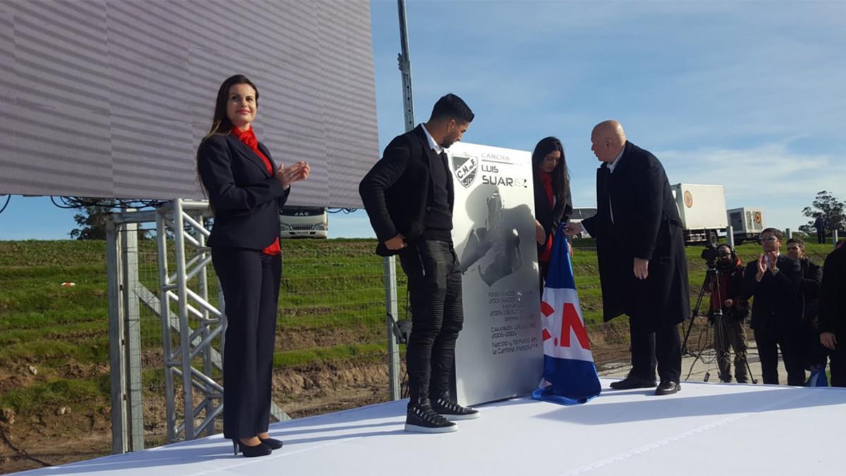 Luis Suárez y el presidente de Nacional, José Luis Rodríguez, descubren la placa con la que se bautizó un campo de Los Céspedes con el nombre del delantero blaugrana