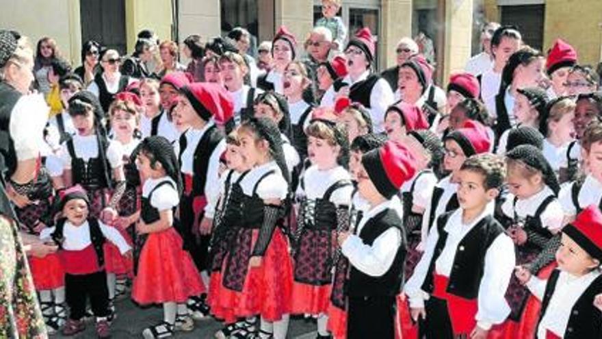 Una de les nombroses colles participants a les caramelles de Súria cantant el diumenge de Pasqua durant la celebració de l&#039;any passat