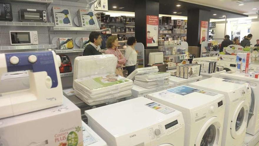 Interior de una tienda de electrodomésticos coruñesa.