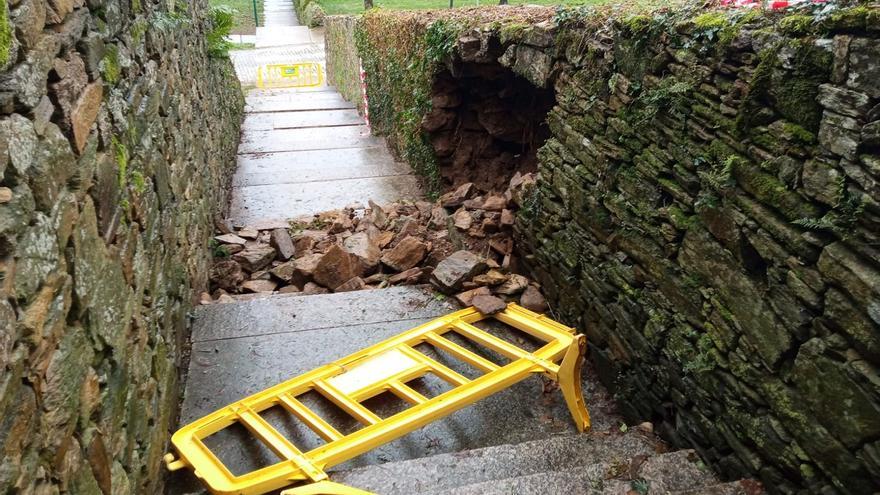 Derrube ‘controlado’ dun dos muros do parque de Belvís