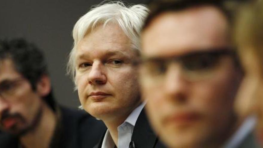 Julian Assange durante la rueda de prensa en la que ha anunciado el regreso a la actividad de WikiLeaks.