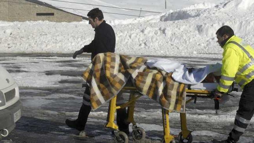 Sanitarios trasladan a una UVI móvil a uno de los tres fallecidos por un alud en la estación de esquí de Formigal