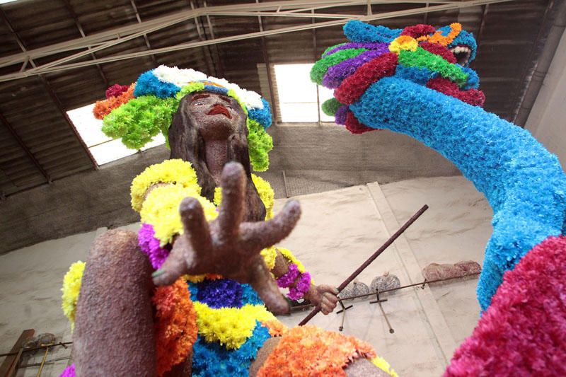 Preparación de las carrozas para la Batalla de Flores