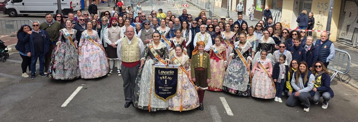 La comisión al completo con el premio de Levante-EMV.