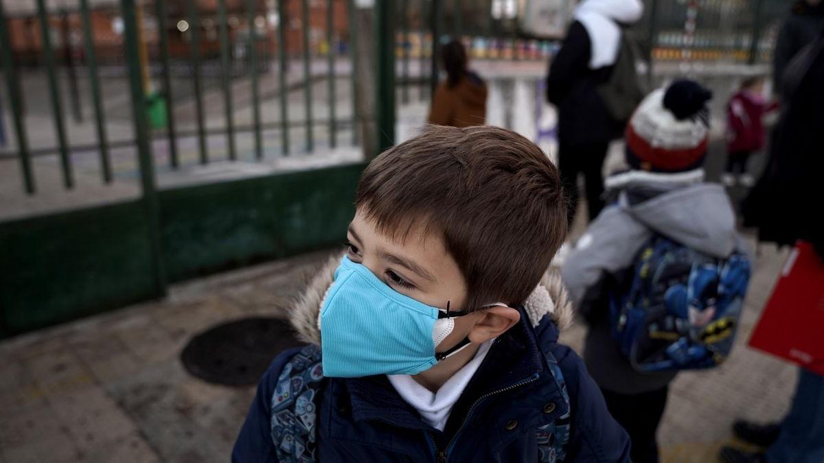 Un grupo de niños esperan para entrar en clase en el inicio de curso escolar después de las vacaciones de Navidad.