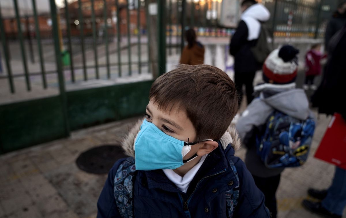 Un grupo de niños esperan para entrar en clase en el inicio de curso escolar después de las vacaciones de Navidad.