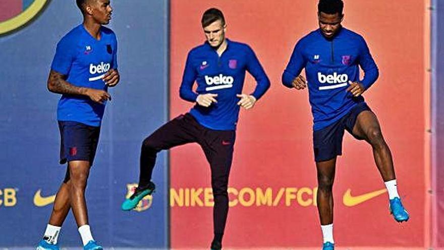 Júnior Firpo i Ansu Fati, en primer terme, en l&#039;entrenament del Barça de dijous passat.