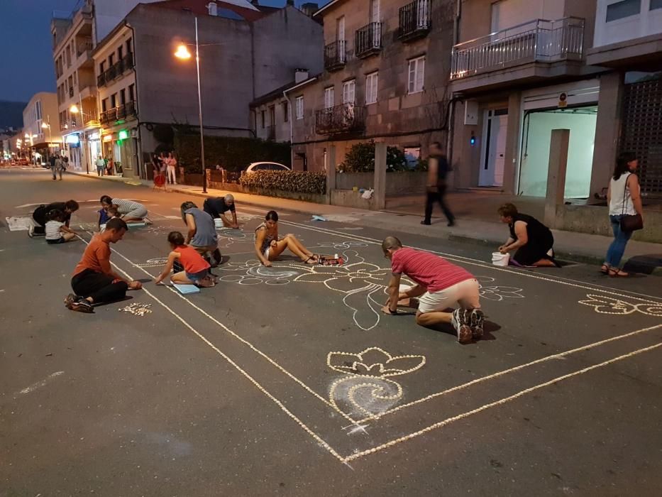 Cuando aún quedan varias horas para la procesión del Corpus las calles de Bueu ofrecen ya su mejor aspecto