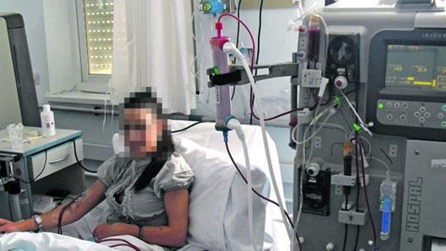 Imagen de una paciente en pleno tratamiento de hemodiálisis, que a finales de 2012 recibían en Balears 469 enfermos renales.