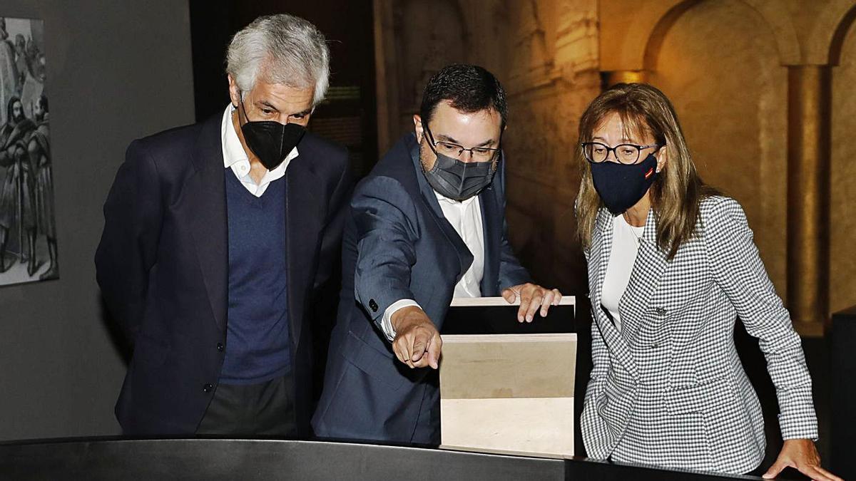 Gonzalo Martínez  Peón, director de  LA NUEVA ESPAÑA,  en el centro, muestra la maqueta del Oviedo de Alfonso II a Adolfo Suárez Illana y a Paloma Gázquez. |  Luisma Murias