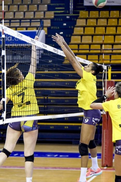 25-02-20 DEPORTES. CENTRO INSULAR DE LOS DEPORTES. LAS PALMAS DE GRAN CANARIA. Entrenamiento y foto de grupo del equipo femenino de volleyball IBSA 7 Palmas.    Fotos: Juan Castro.  | 25/02/2020 | Fotógrafo: Juan Carlos Castro