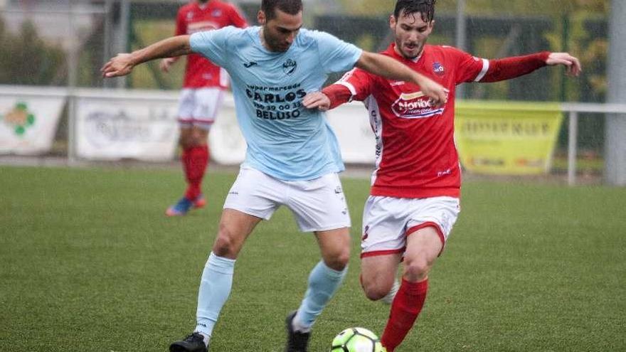 Un futbolista del Beluso pugna por la posesión del balón con uno del Estradense. // Bernabé/Cris M.V.