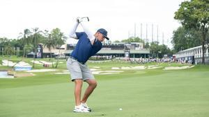DeChambeau jugó una vuelta brillante para tomar el mando del LIV Golf Singapur
