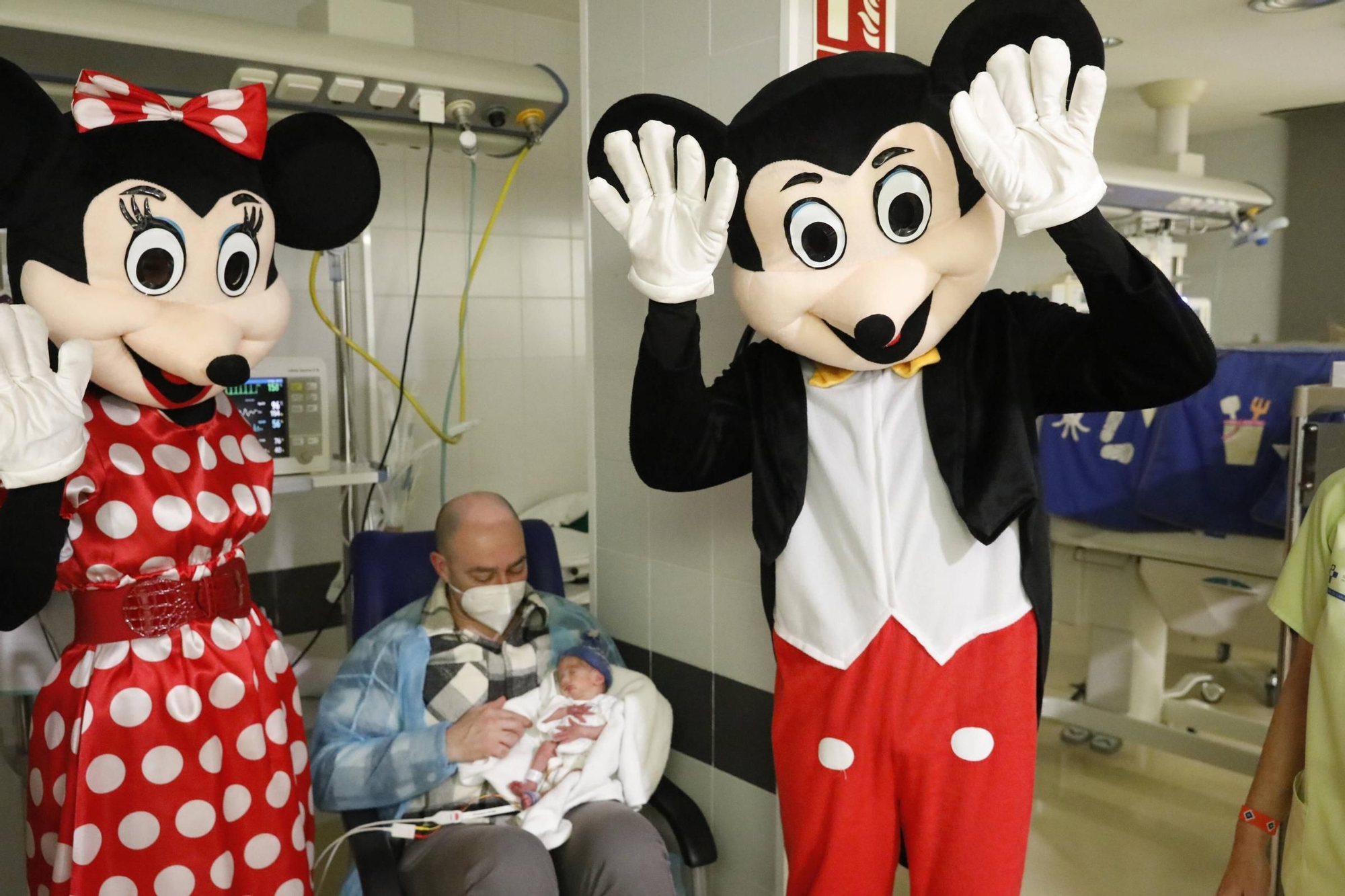 Así fue la visita de Mickey y Minnie Mouse al Hospital de Cabueñes (en imágenes)