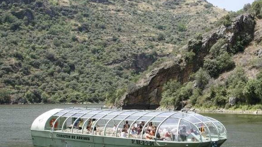 Turistas en un crucero por Arribes, en la Reserva de la Biosfera.