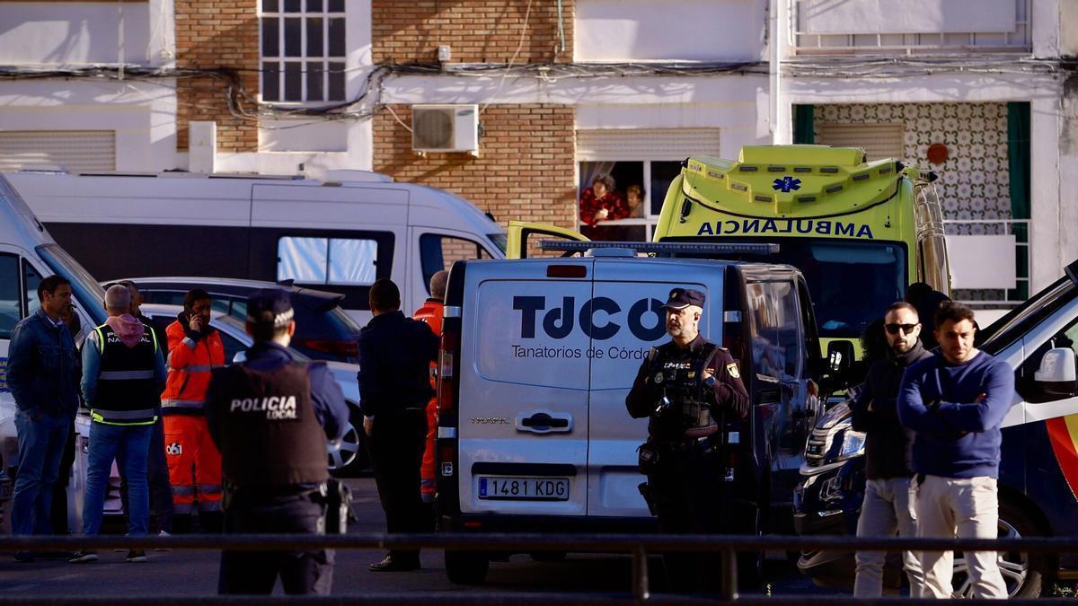 Efectivos de emergencias acuden al domicilio de Tulia, la mujer asesinada por su exmarido en la Fuensanta.