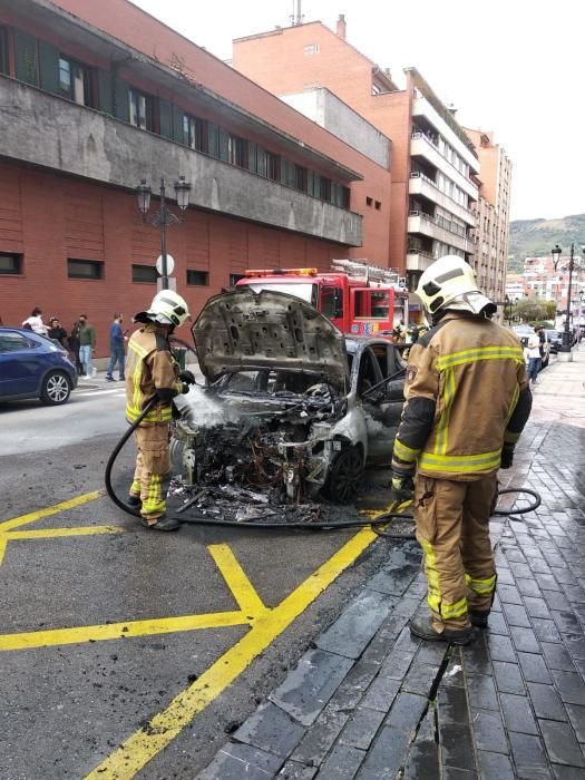 Susto en el centro de Oviedo al arder un coche en marcha.