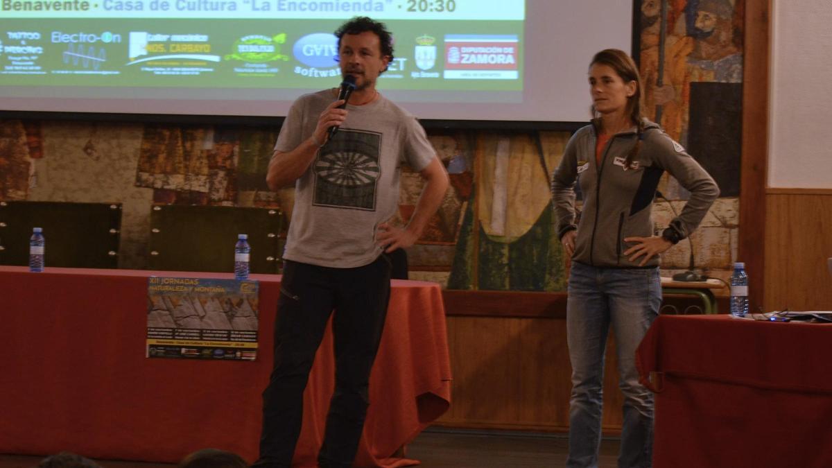 María José Cardell junto a Roberto Fernández, del Club Montañero, en otra jornada celebrada en Benavente.