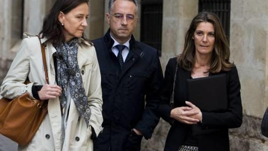 Vicente Sala llega al juzgado flanqueado por su esposa, a su izquierda, y la procuradora, derecha.