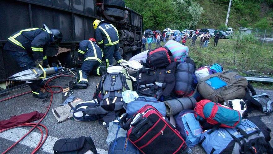 Mochilas de los scouts junto al autobús accidentado en Lena en 2006.