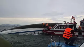 Almenys 34 morts en bolcar una embarcació amb turistes al Vietnam
