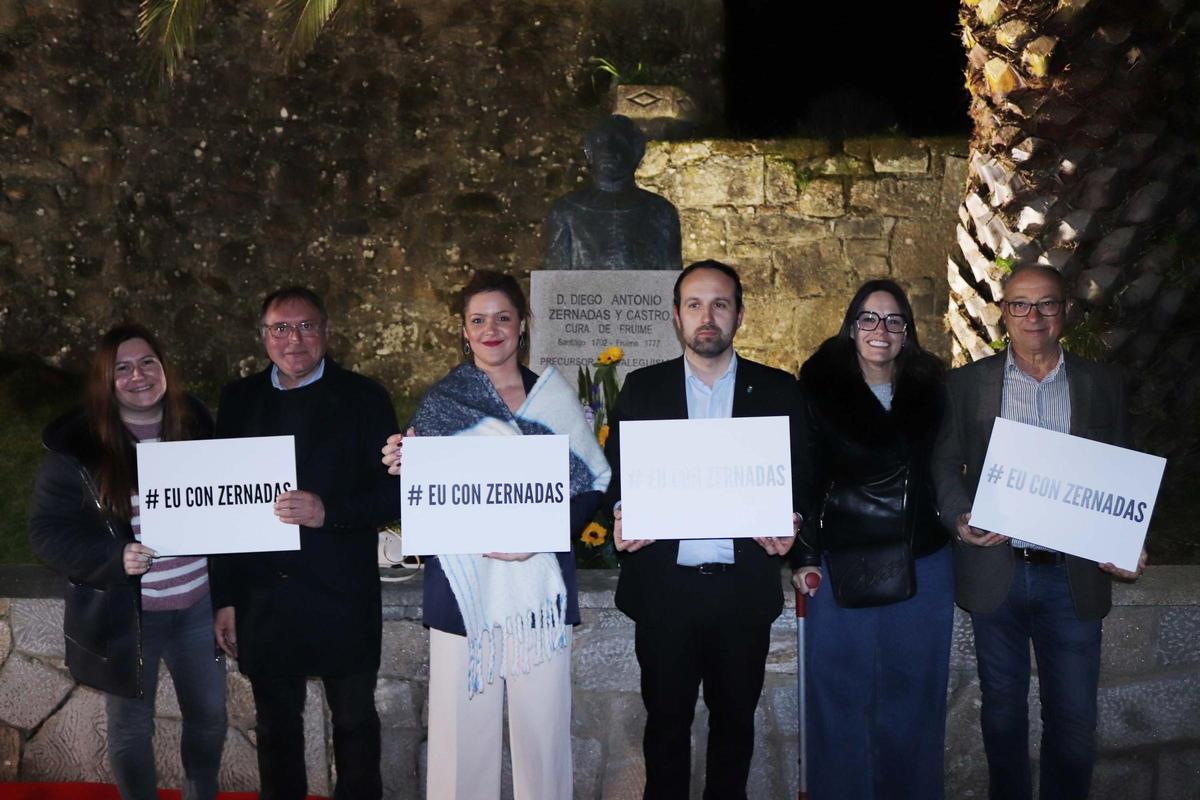 Esteban Ares, cuarto pola esquerda, cos demais participantes na presentación da campaña.