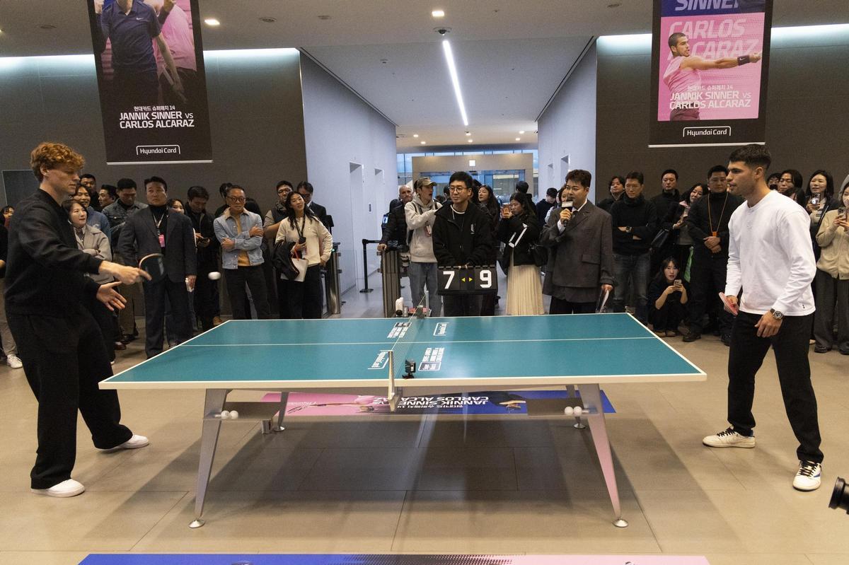 Carlos Alcaraz y Jannik Sinner, jugando un partido de tenis de mesa en Seúl