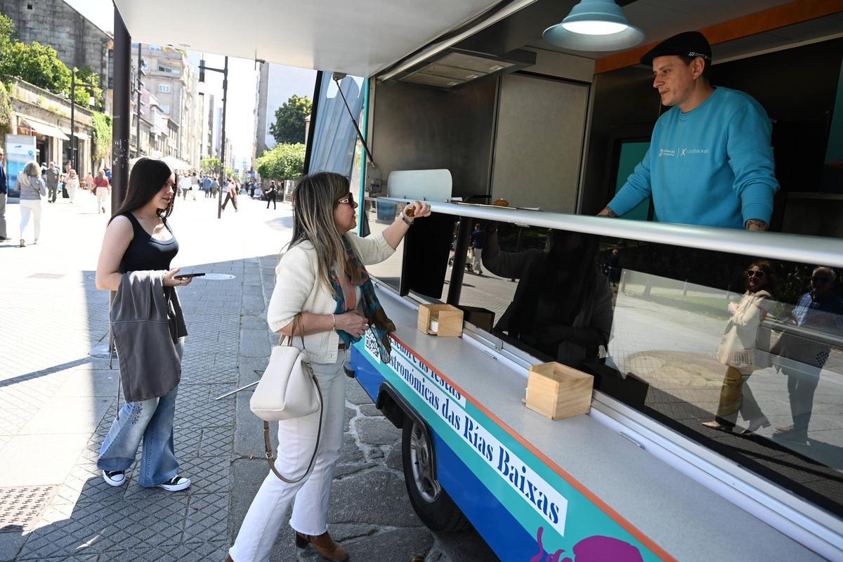 Desde la gastroneta se reparten preparaciones inspiradas en las fiestas gastronómicas de interés turístico.