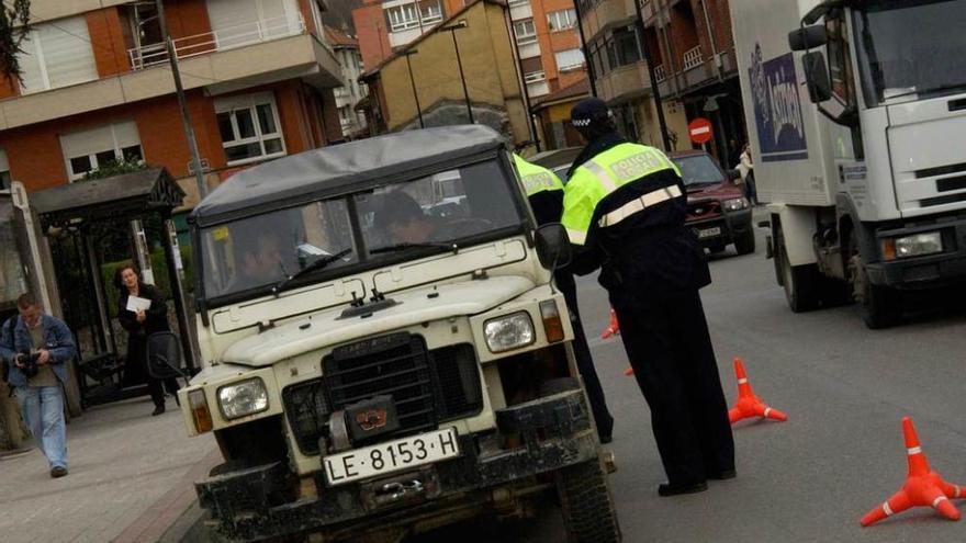 Un control de vehículos en el centro de la Pola.