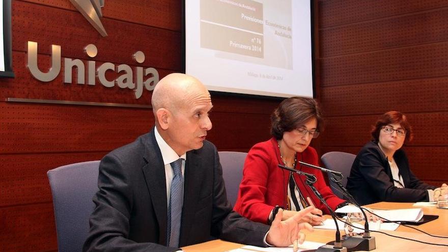 Francisco García Navas, M. Eugenia Martínez y Felisa Becerra, ayer en la presentación del informe de Unicaja.