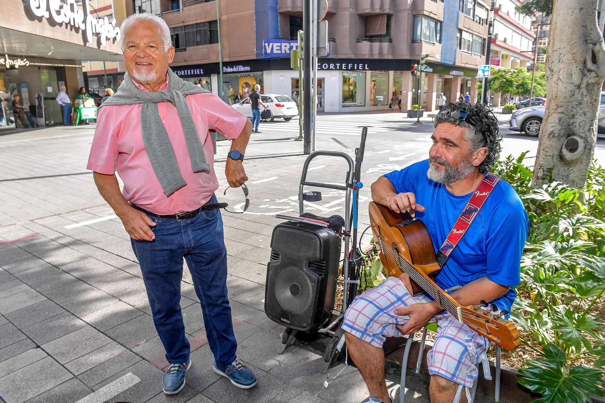 El músico callejero Fredy lleva 22 años tocando en las calles de la capital grancanaria.