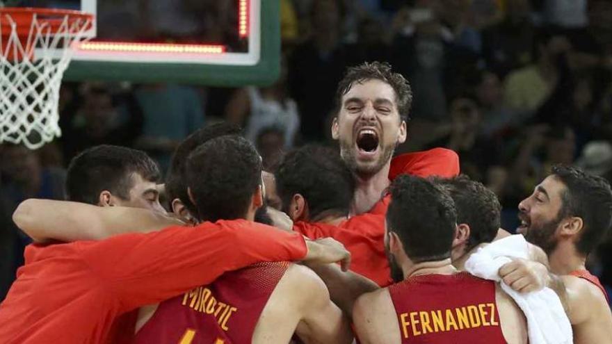 Por la izquierda, Hernangómez, Mirotic, Gasol, Rudy y Navarro se abrazan al final del partido.