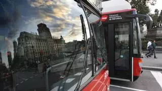 El caos diario de la parada de autobús 108 de Barcelona: "Es difícil de gestionar"