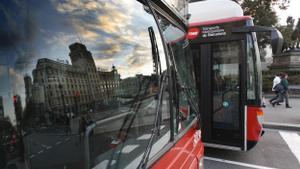 Dos autobuses de TMB en la plaza Catalunya, en Barcelona.