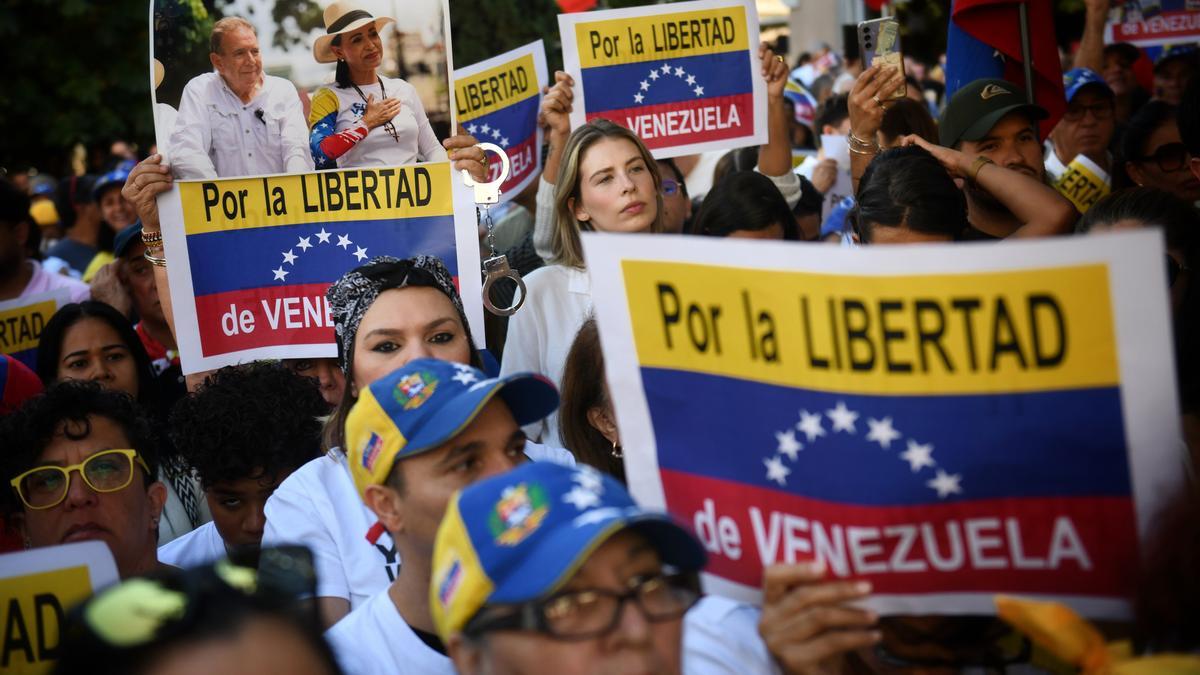 Una concentración rente al Congreso de los Diputados reivindica a Edmundo González presidente electo de Venezuela.