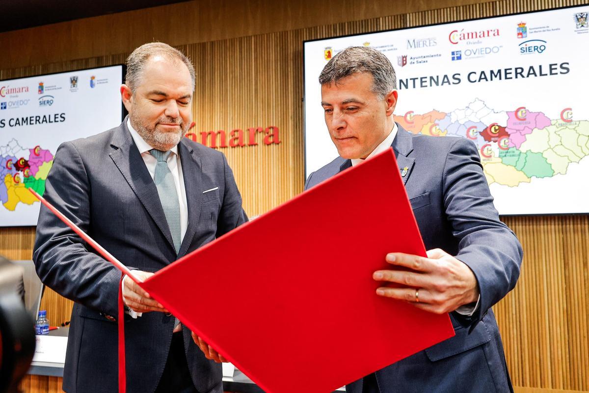 Carlos Paniceres, presidente de la Cámara de Comercio de Oviedo, entrega el reconocimiento a José Luis Fontaniella.