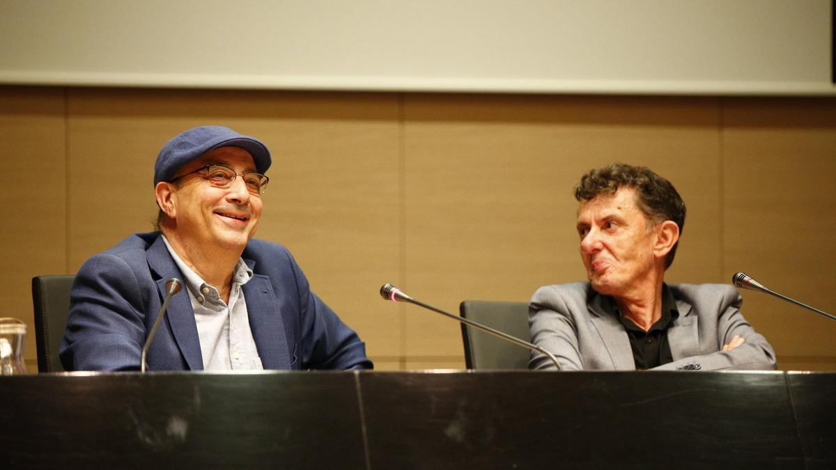 Guillermo Fernández Vara sonríe junto con Manuel Sánchez,, durante la presentación del libro.