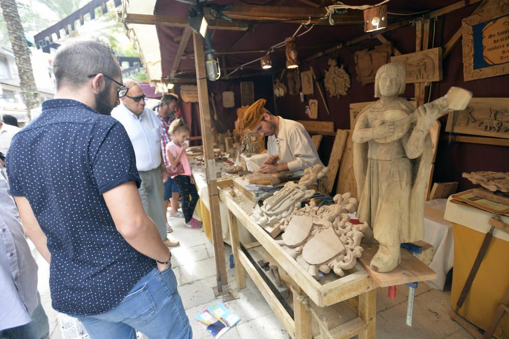 Cientos de personas visitan el Mercado Medieval