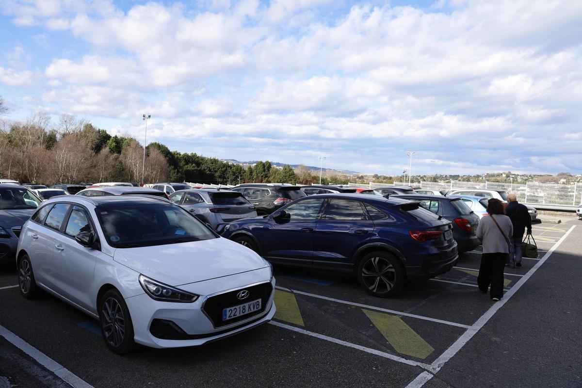Así es la misión imposible de aparcar un día en el Hospital de Cabueñes de Gijón