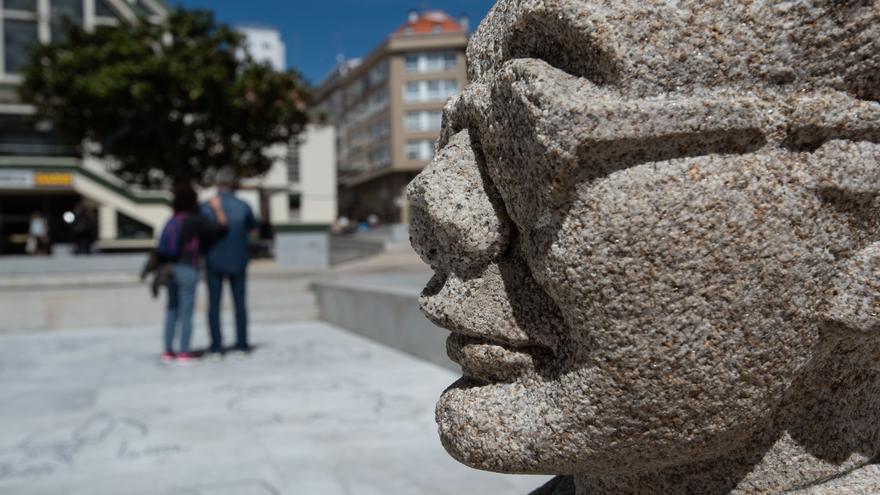 La estatua de Castelao de la plaza del Humor pierde su nariz