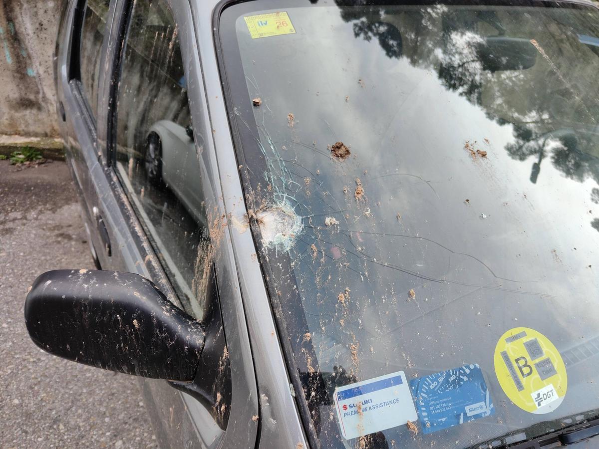Algunes de les pedres van impactar, almenys contra un dels vehicles que hi havia estacionat
