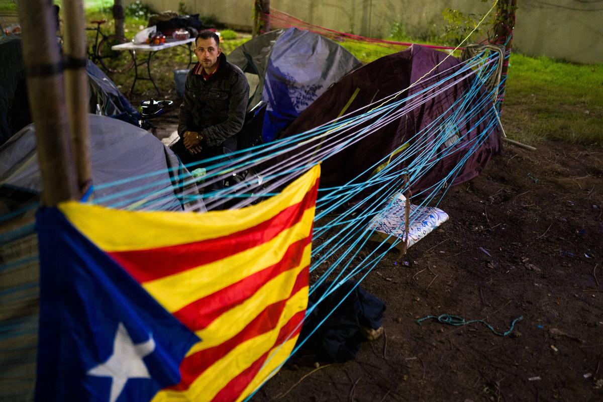 Barcelona. 09/02/2026. Sociedad. Waleed, en el campamento irregular donde duerme, en la calle 2 de Zona Franza, cerca de la estación de metro Zal Riu Vell. AUTOR: Marc Asensio Barcelona, Catalunya, España, Zona Franca, campamento irregular, tiendas de campaña, sin hogar, desalojo, insalubridad, derechos sociales, situación irregular, Zal Riu Vell, calle 2