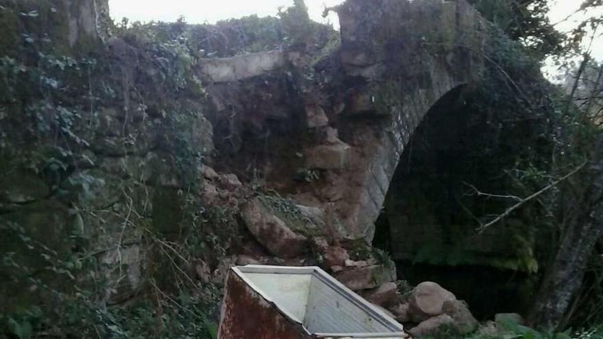 Móvete denuncia que acaba de caerse parte del muro y la barandilla izquierda del puente de Liñares.