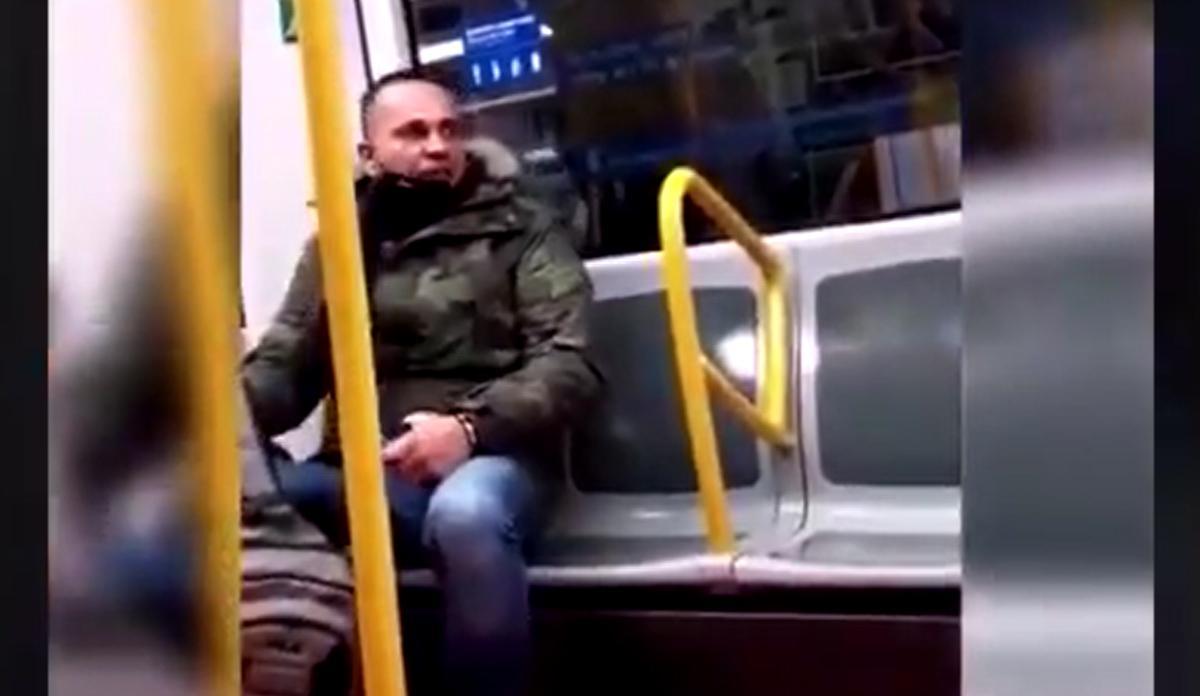 Vídeo difundido en redes sociales de la agresión racista a una mujer en el metro de Madrid.