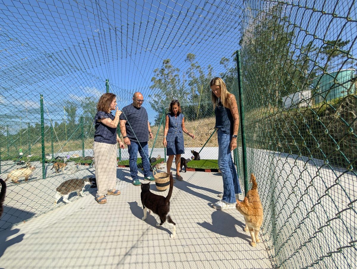 A directora xeral de Patrimonio Natural no centro de acollida de Xea