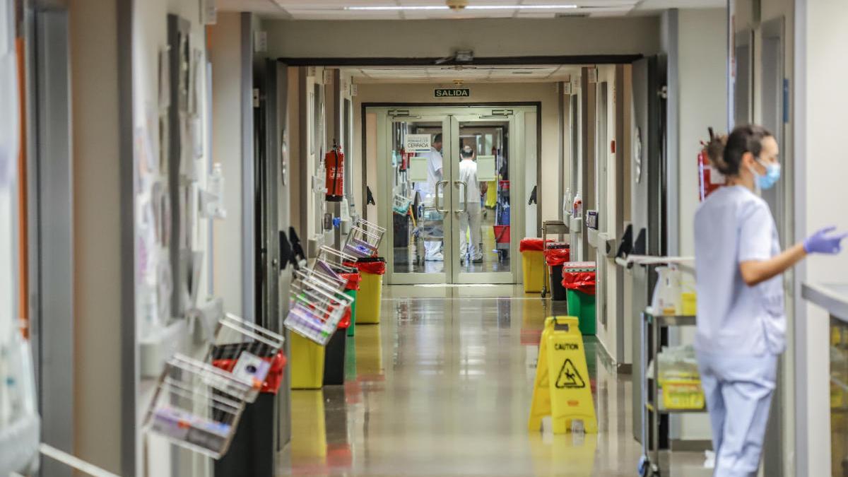 Imagen de un pasillo de hospitalización del Hospital de Torrevieja/ Tony Sevilla.