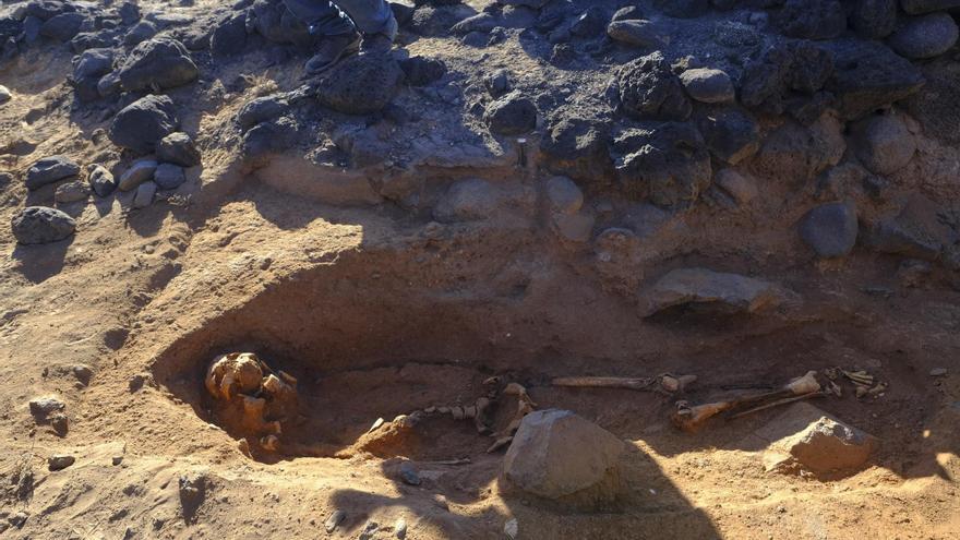 El hallazgo de un esqueleto en la necrópolis de La Guancha abre la puerta a un nuevo cementerio aborigen