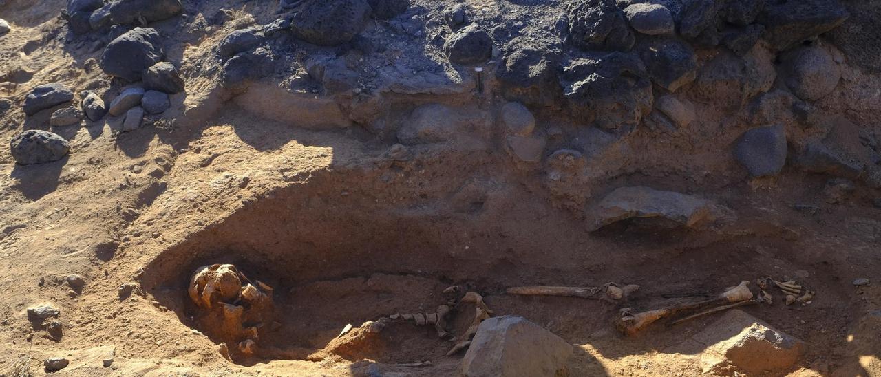 El hallazgo de un esqueleto en la necrópolis de La Guancha abre la puerta a un nuevo cementerio aborigen